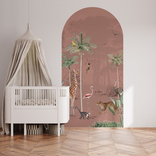 Abziehen und Aufkleben des Bogen-Tapetenaufklebers – Wildlife's Playground Blush